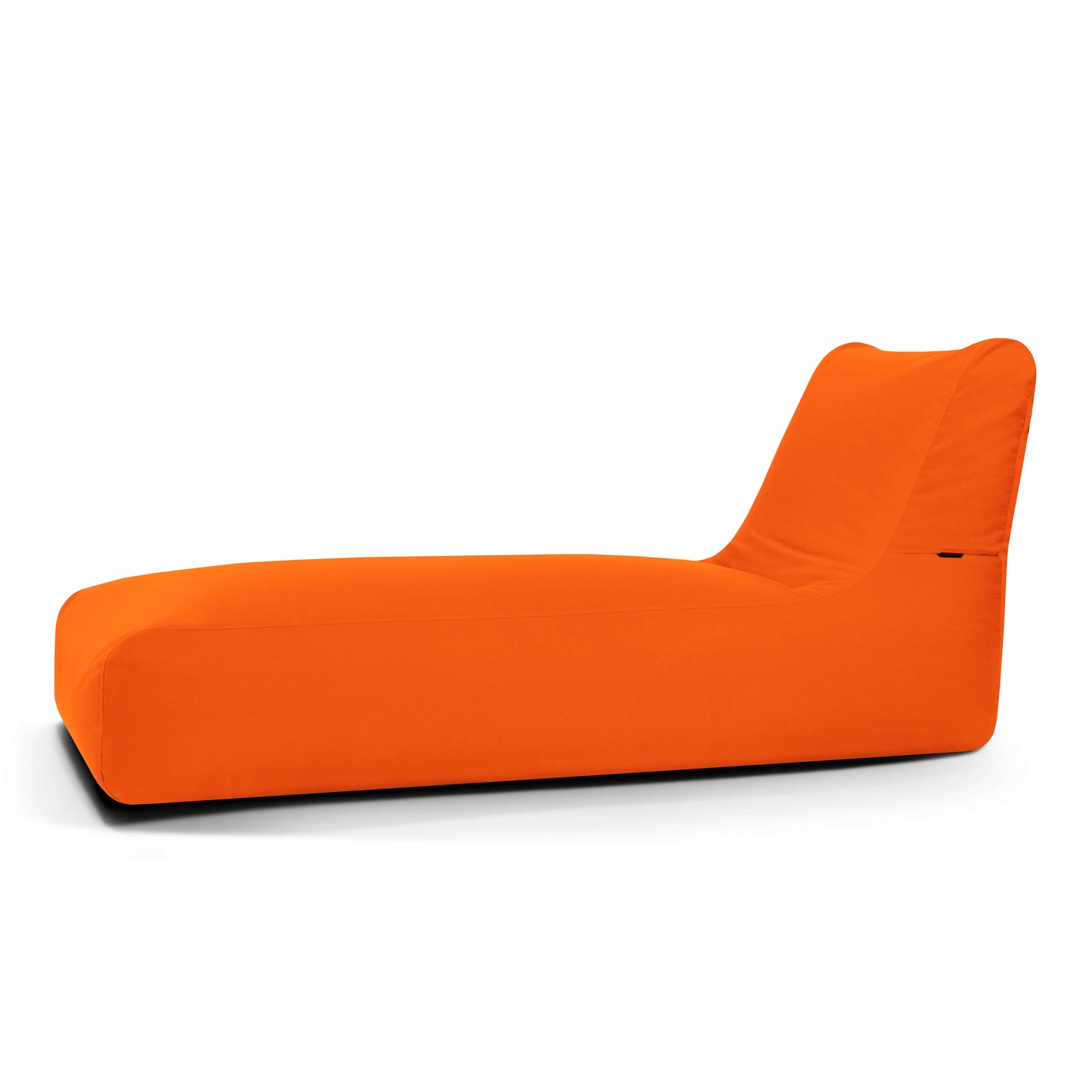 La tumbona Bean bag Colorin - uso exteriores es una tumbona de color naranja vibrante con un perfil bajo y respaldo en ángulo, ideal para relajarse al aire libre. Se muestra sobre fondo blanco.