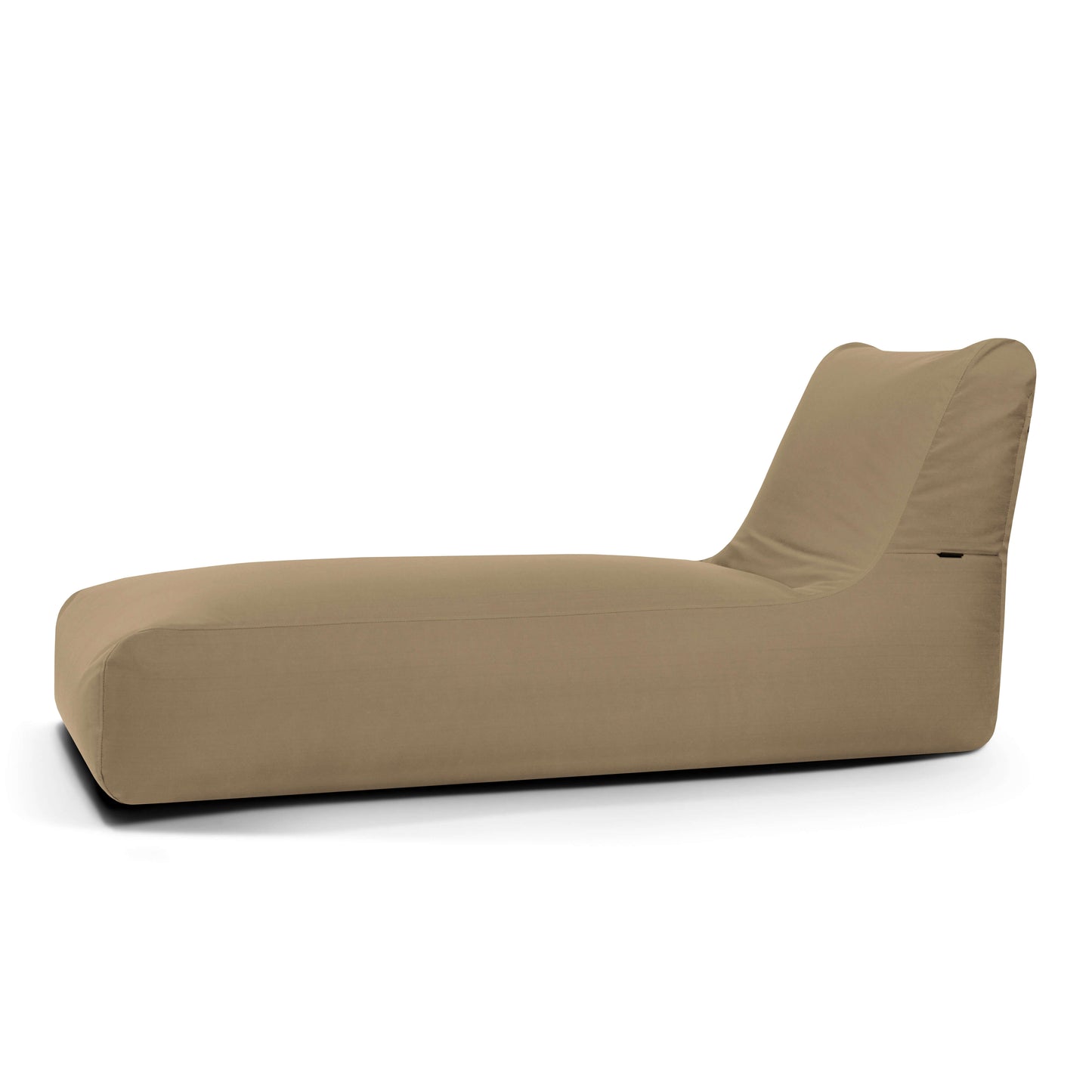 La tumbona Bean bag Colorin - uso exteriores es una tumbona de exterior de color tostado, moderna, con respaldo bajo y diseño minimalista, fotografiada sobre fondo blanco.