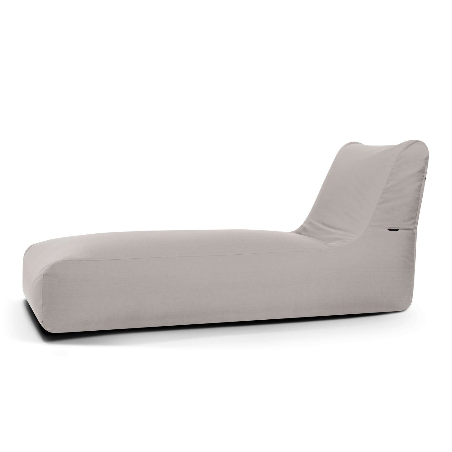 Un moderno Bean bag Sunbed Colorin - uso exteriores de color gris claro con un asiento bajo y ancho y un respaldo en ángulo ofrece un confort puf ergonómico, mostrado sobre un fondo blanco liso.