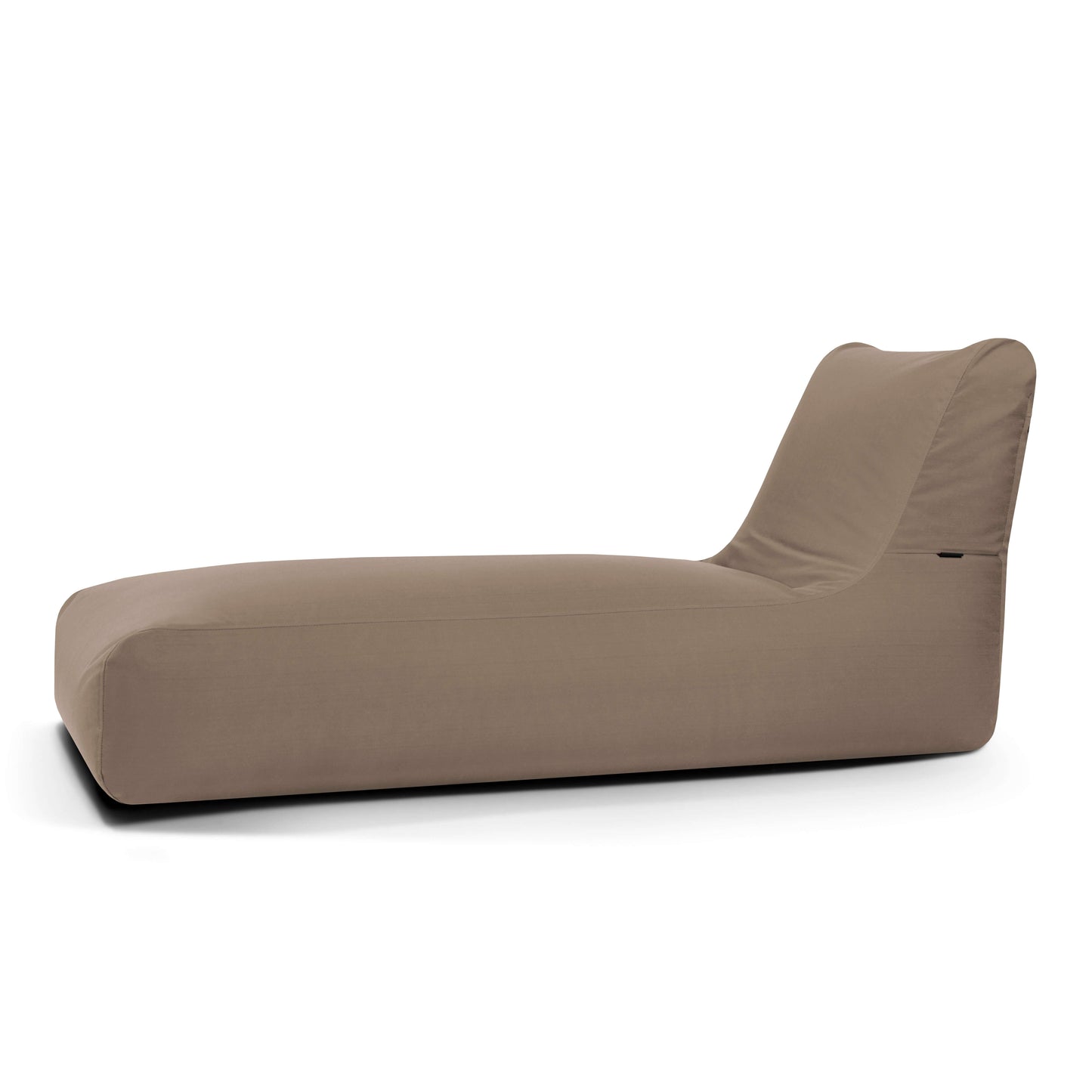 La tumbona Bean bag Colorin - uso exterior es una moderna tumbona de color topo con perfil bajo y respaldo curvado, inspirada en el diseño ergonómico y mostrada sobre un fondo blanco.