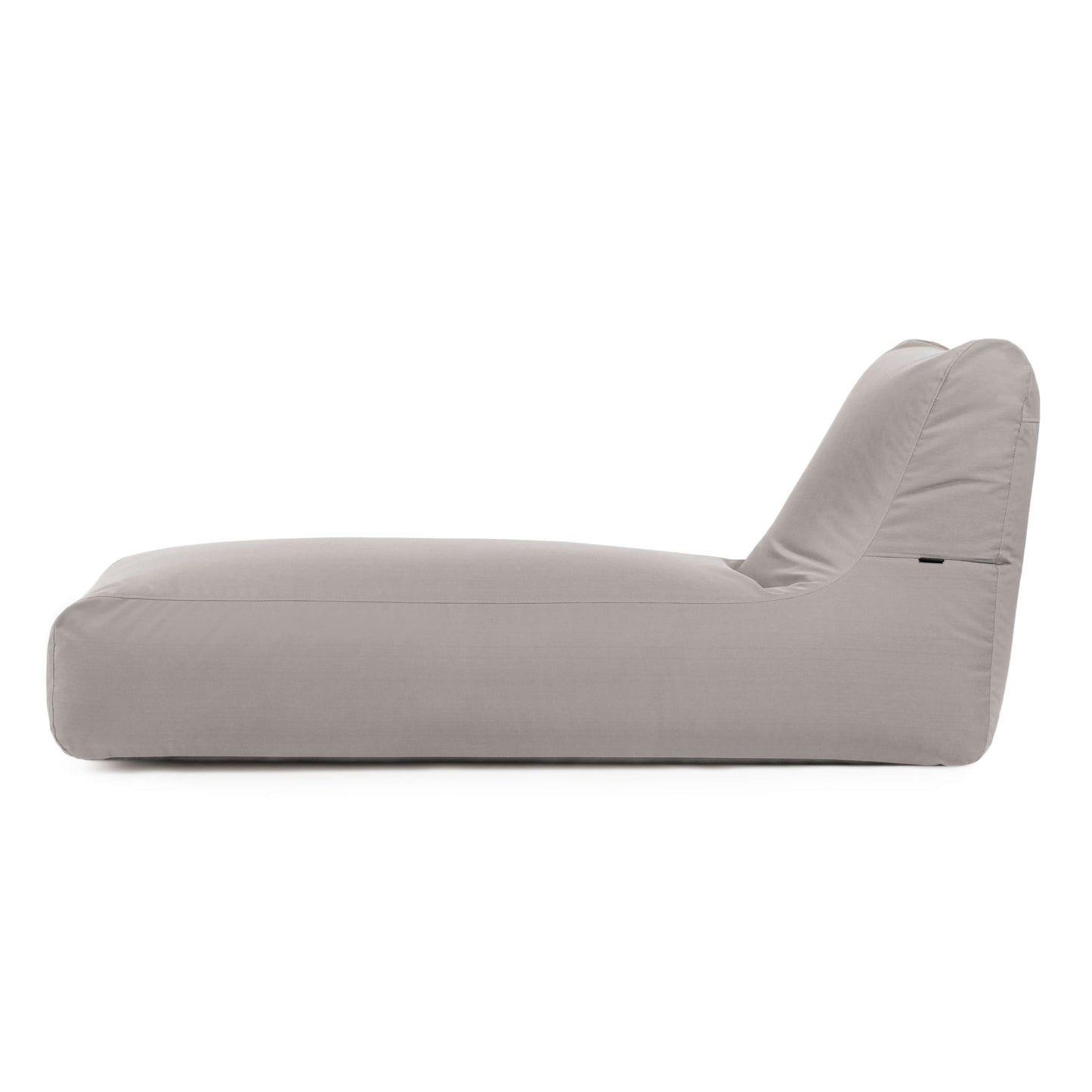 Un moderno Bean bag Sunbed Colorin gris claro para uso en exteriores, con un perfil bajo y respaldo reclinado-perfecto como puf ergonómico para una comodidad con estilo en cualquier espacio.