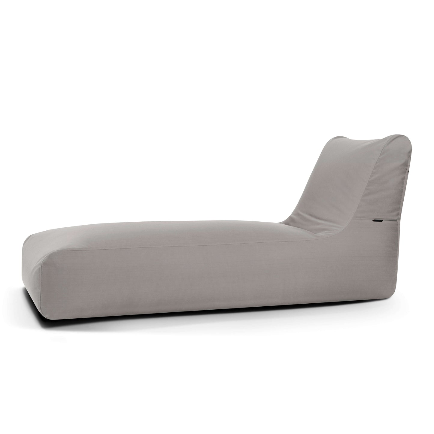 El Bean bag Sunbed Colorin - uso exterior presenta un moderno exterior gris claro con un perfil bajo sin brazos y un respaldo ligeramente inclinado, fotografiado sobre un fondo blanco.