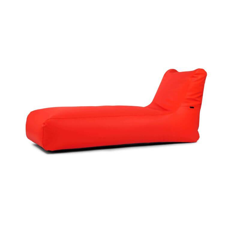 La Bean Bag Sunbed Outside - uso exterior es una moderna chaise longue de puff rojo brillante con respaldo elevado, que ofrece un elegante confort para uso exterior, mostrada sobre un fondo blanco liso.