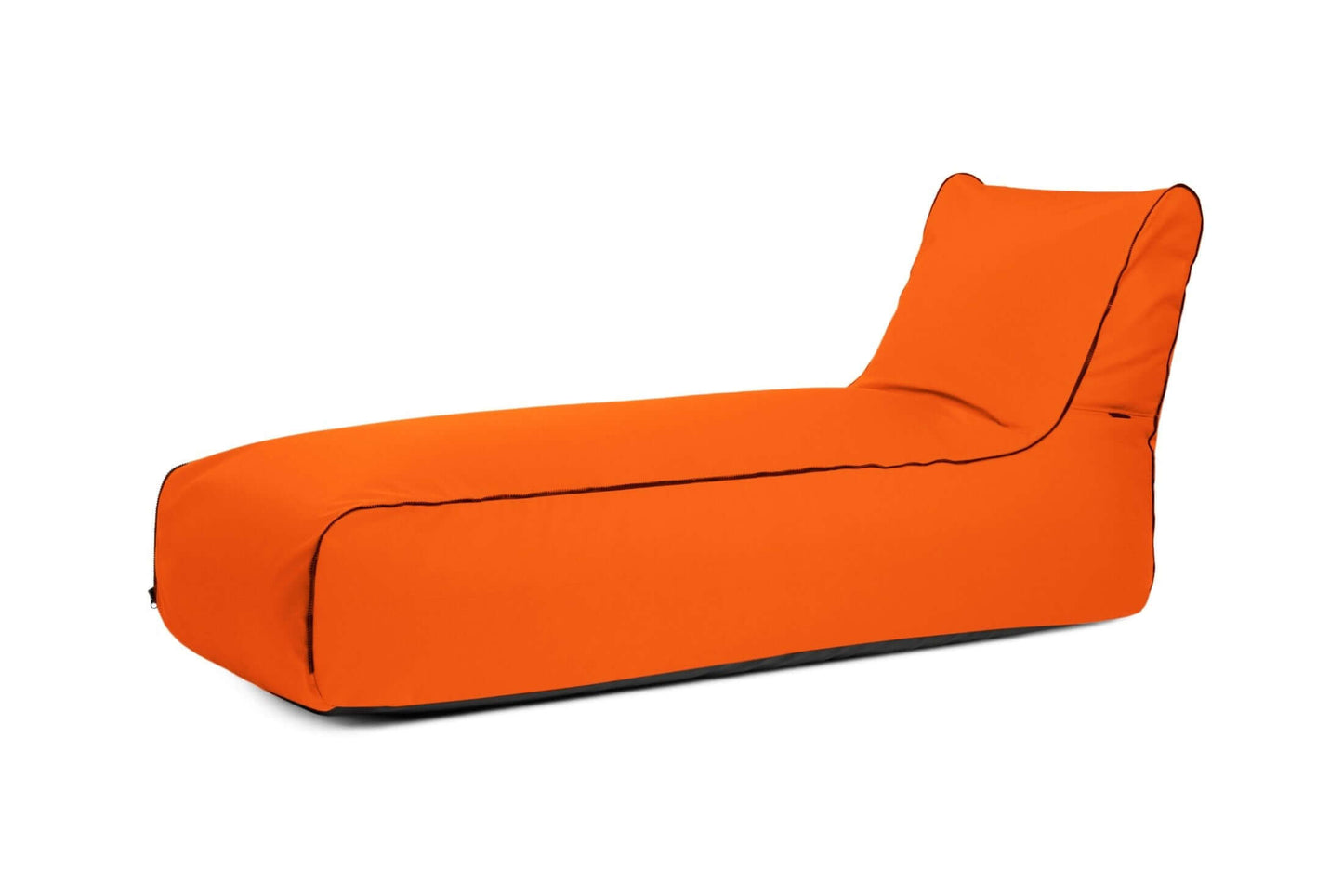 La tumbona Bean bag Zip Colorin es una tumbona de exterior de color naranja con forma rectangular baja y respaldo ligeramente inclinado, que combina comodidad y estilo, perfecta para espacios modernos.