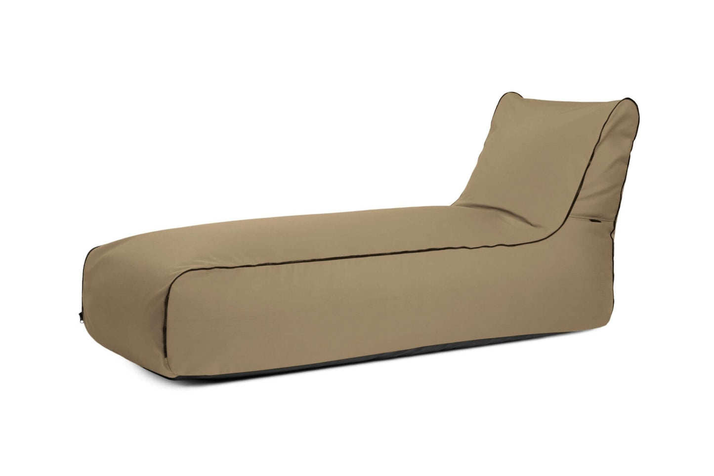 La tumbona Bean bag Zip Colorin - uso exterior es una tumbona chaise lounge rectangular de color tostado con ribete negro y respaldo elevado, que ofrece un diseño ergonómico, sobre un fondo blanco.