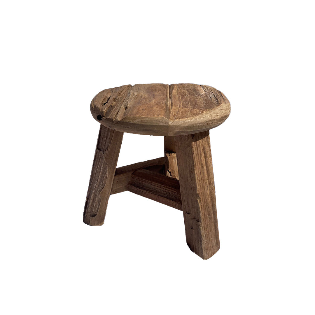 La Banqueta en Madera Natural Rustic XS presenta un diseño rústico de madera con un asiento redondo e irregular y tres patas resistentes, resaltando el auténtico diseño rústico en muebles de madera sobre un fondo blanco.