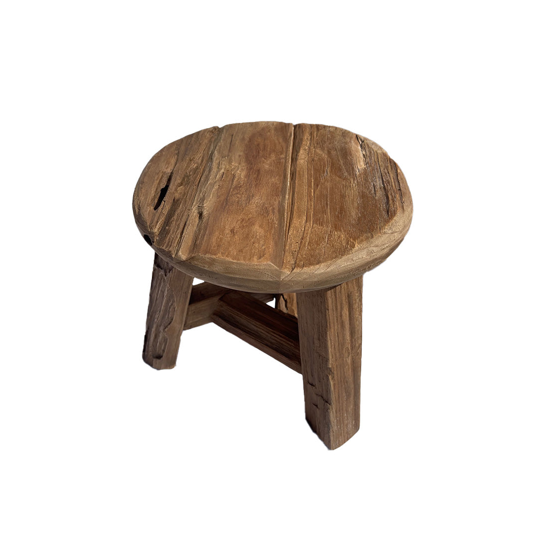 La Banqueta en Madera Natural Rustic XS es un taburete pequeño y rústico con un asiento redondo y tres patas resistentes que resaltan las vetas y las imperfecciones de la madera natural, ideal para agregar un diseño rústico a sus muebles de madera.