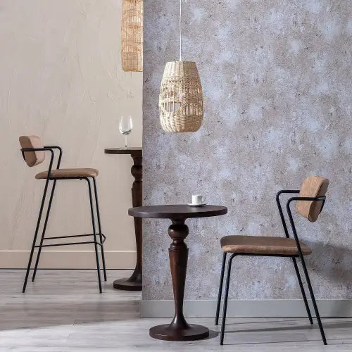 Una silla Taburete Alto Beige Pu/Metal Salón Elevasto y una mesa frente a una pared.