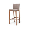 El Taburete Alto en Madera y Tapizado Max Vintage es un taburete alto y vintage con asiento y respaldo tapizados en marrón, elaborado con madera de haya resistente.
