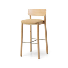  El Taburete Alto en Madera y Tapizado Bion AT es un diseño minimalista con asiento y respaldo beige acolchados, potenciado por sus reposapiés de metal para una comodidad excepcional.