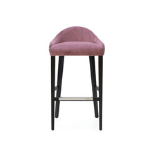  El Taburete Alto en Madera y Tapizado Luky cuenta con un asiento tapizado en color rosa con respaldo curvo y elegantes patas de madera negra, ofreciendo un diseño atemporal. Su tapizado personalizable lo convierte en un elegante complemento para cualquier espacio.