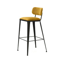  El Taburete Alto en Metal y Tapizado Aiko presenta un asiento tapizado en amarillo, una elegante estructura metálica negra y un cómodo respaldo, todos encarnando un diseño moderno.