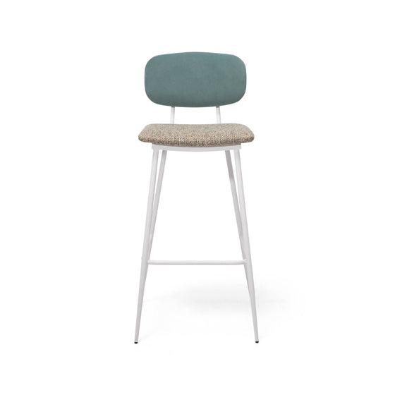 Presentamos el Taburete Alto en Metal y Tapizado Cushi, un taburete con respaldo acolchado de color verde claro, un cojín de asiento beige texturizado y elegantes patas de metal blanco, todo elaborado en un estilo minimalista moderno para una comodidad excepcional.