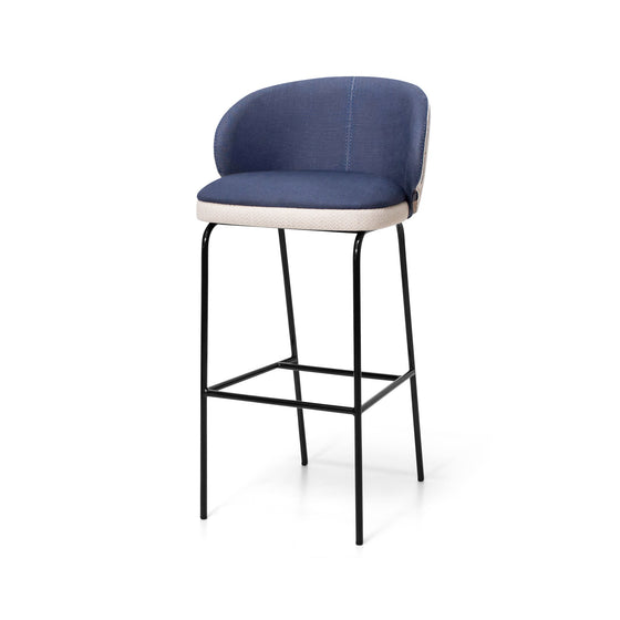 Un taburete de bar moderno llamado "Taburete Alto en Metal y Tapizado Koko" presenta un asiento acolchado azul, un respaldo blanco y patas de metal negro sobre un fondo blanco. Esta elegante pieza ofrece un diseño tapizado personalizable que combina a la perfección con cualquier decoración contemporánea.