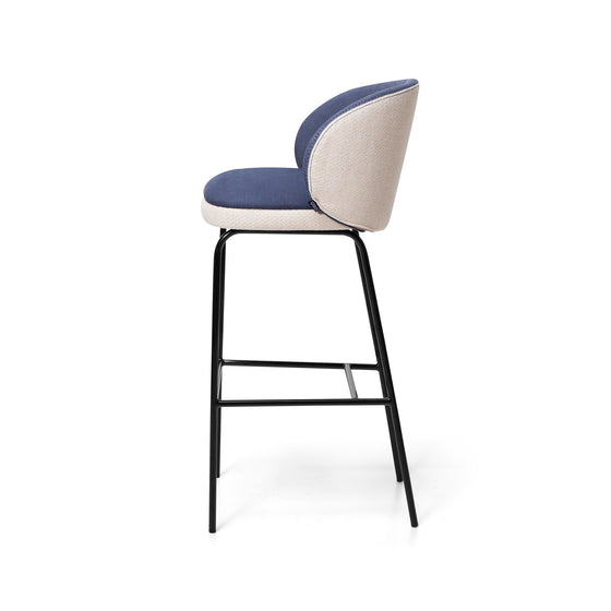 Vista lateral del Taburete Alto en Metal y Tapizado Koko, que presenta una elegante estructura de metal negro, respaldo beige claro y un asiento con cojín azul. Este taburete alto encarna el diseño contemporáneo, haciéndolo perfecto para entornos elegantes.