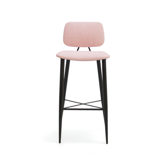 El Taburete Alto Umai combina un sofisticado cojín rosa con un elegante marco de metal negro y cuatro patas delgadas, exudando elegancia con su diseño minimalista.
