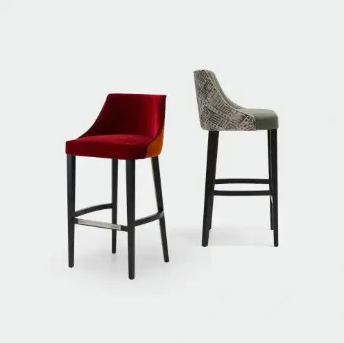 El Taburete en Madera y Tapizado Xally incluye dos taburetes de bar con respaldo alto en un diseño contemporáneo: uno con terciopelo rojo, el otro con tela estampada gris, ambos con elegantes patas negras y opciones de tapizado personalizables para adaptarse a cualquier estilo de decoración.