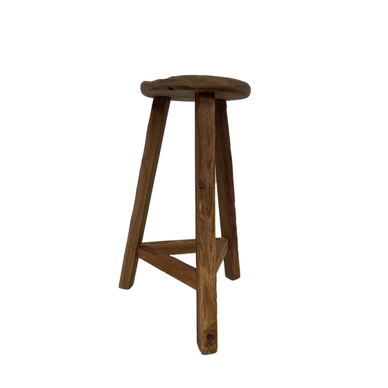 El taburete BAR STOOL RUSTIC es un taburete de madera de teca, con tres patas y asiento rústico redondo. Su diseño minimalista sobre fondo blanco hace que se adapte perfectamente a cualquier espacio.