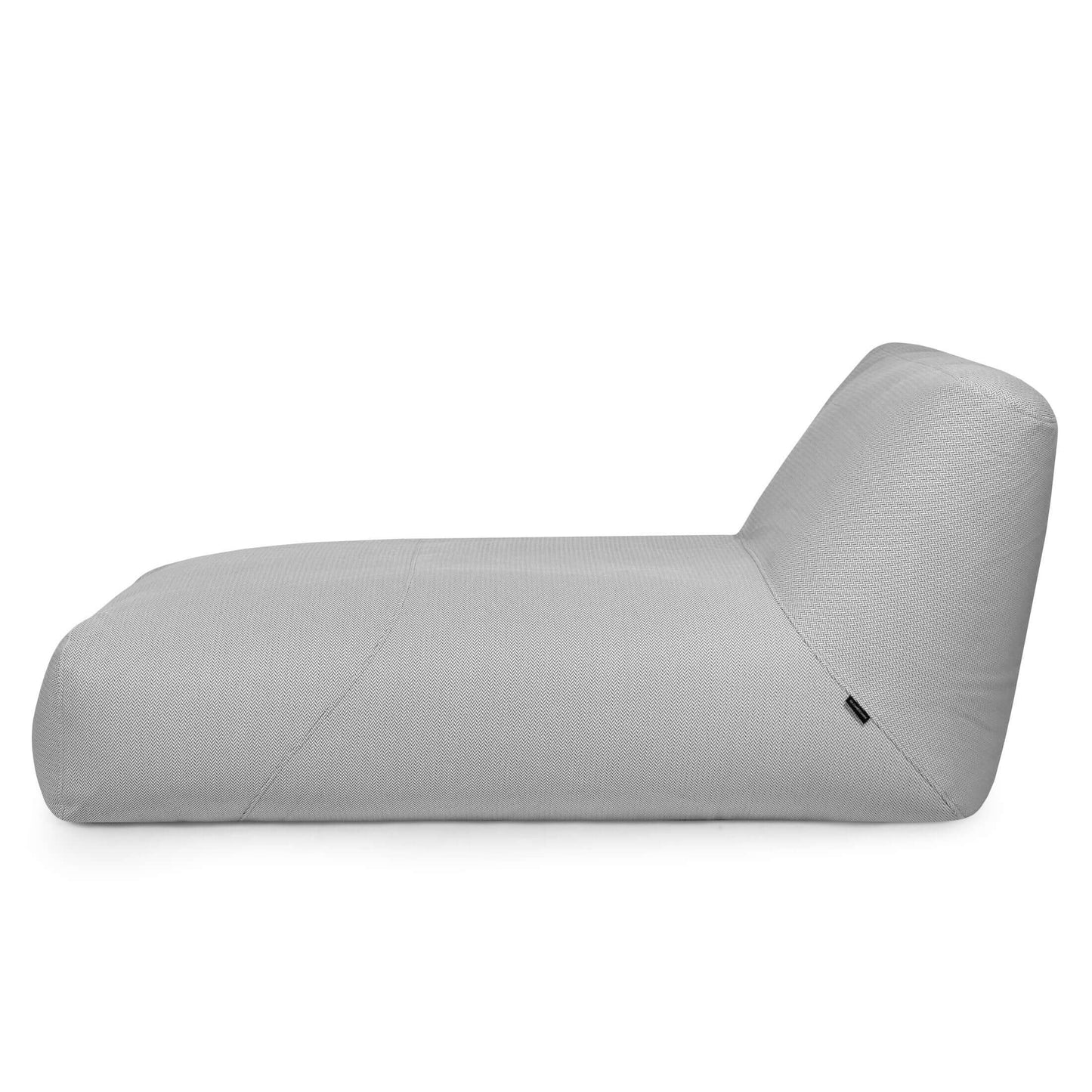 El moderno Bean bag Tube 100 Daybed Canaria de color gris claro para exteriores se muestra en vista lateral, con un asiento bajo e inclinado y un respaldo en ángulo, sobre un fondo blanco.