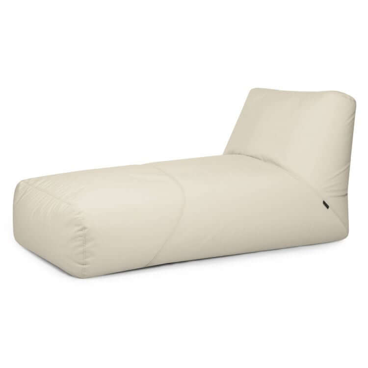 La tumbona Bean bag Tube 100 Daybed Colorin - uso exteriores es una moderna tumbona de color crema con un aspecto suave y acolchado y un diseño minimalista, perfecta como elegante sillón de exterior o tumbona bean bag para relajarse en su jardín. Sobre fondo blanco.