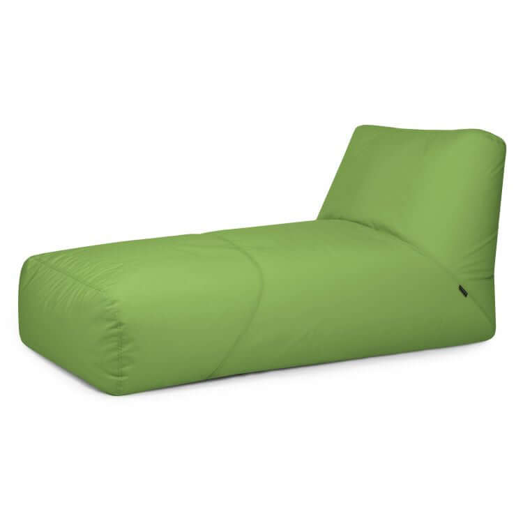 El Bean bag Tube 100 Daybed Colorin es un sillón de exterior verde con superficie acolchada y respaldo en ángulo, perfecto para relajarse como sillón de exterior. Se muestra sobre un fondo blanco liso.