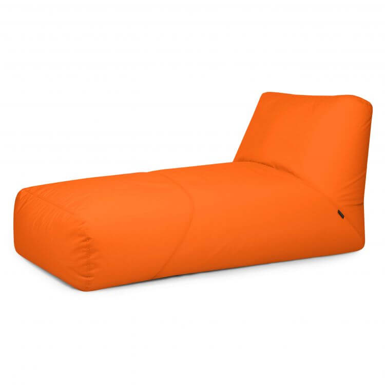 El Bean bag Tube 100 Daybed Colorin - uso exteriores es una tumbona daybed naranja con respaldo bajo, ideal como elegante sillón exterior para sus espacios al aire libre o como muebles de jardín.
