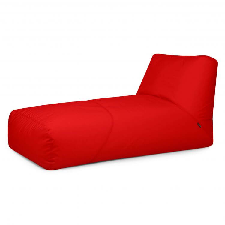El Bean bag Tube 100 Daybed Colorin es una chaise lounge de color rojo vivo con respaldo en ángulo, ideal para uso en exteriores como muebles de jardín, que se muestra sobre un fondo blanco liso.
