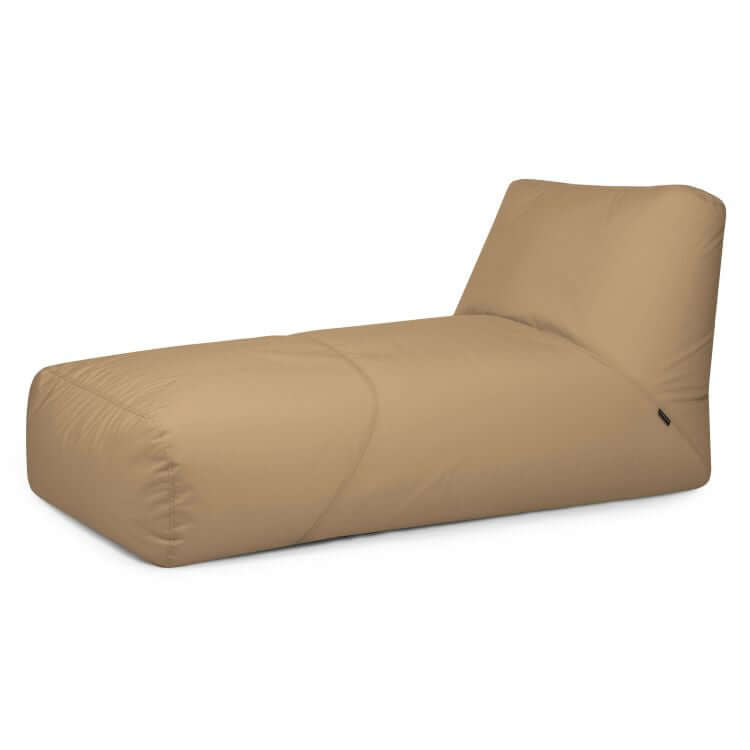 El Bean bag Tube 100 Daybed Colorin es un sofá cama rectangular de color tostado para exteriores, con respaldo inclinado y aspecto mullido y acolchado, ideal para relajarse entre los muebles de su jardín.