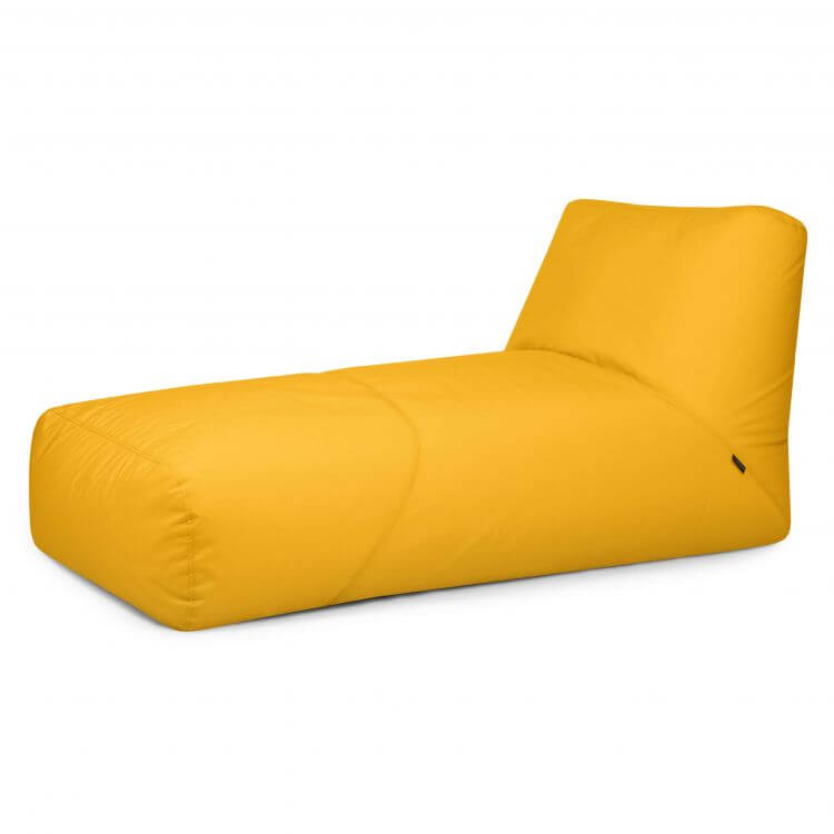 El Bean bag Tube 100 Daybed Colorin - uso exteriores es un sillón amarillo con respaldo en ángulo, ideal como sillón exterior para tardes de relax, mostrado sobre un fondo blanco liso.