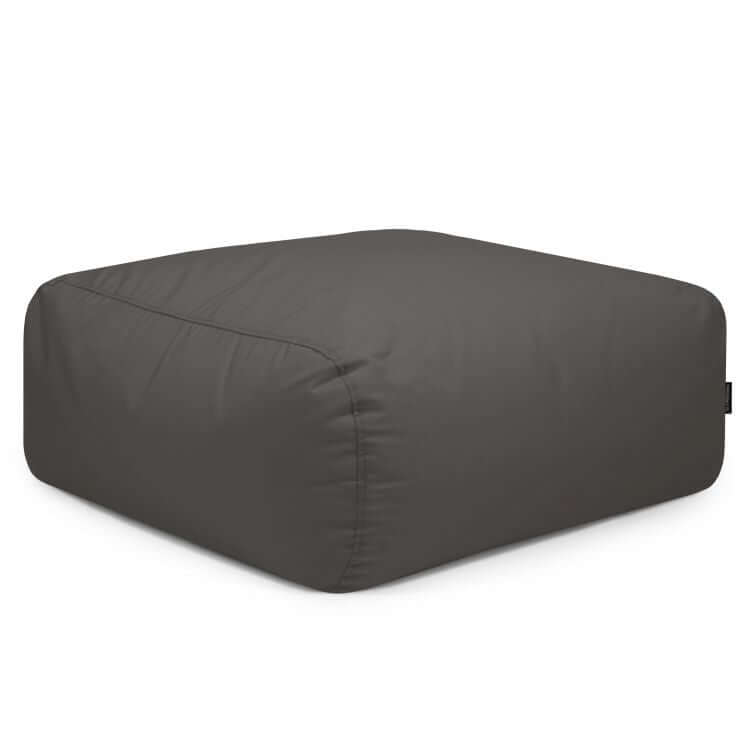 Una gran otomana cuadrada TUBE 80 COLORIN (85×85×38 cm) de tela resistente al sol, de estilo moderno para uso en interiores y exteriores, mostrada en gris oscuro sobre fondo blanco.