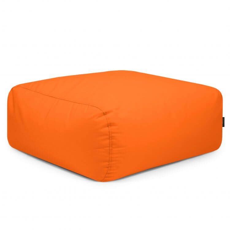 El Puf cuadrado de tejido resistente al sol 85×85×38 cm TUBO 80 COLORIN destaca como asiento ergonómico y moderno para interior o exterior, sobre un fondo blanco.