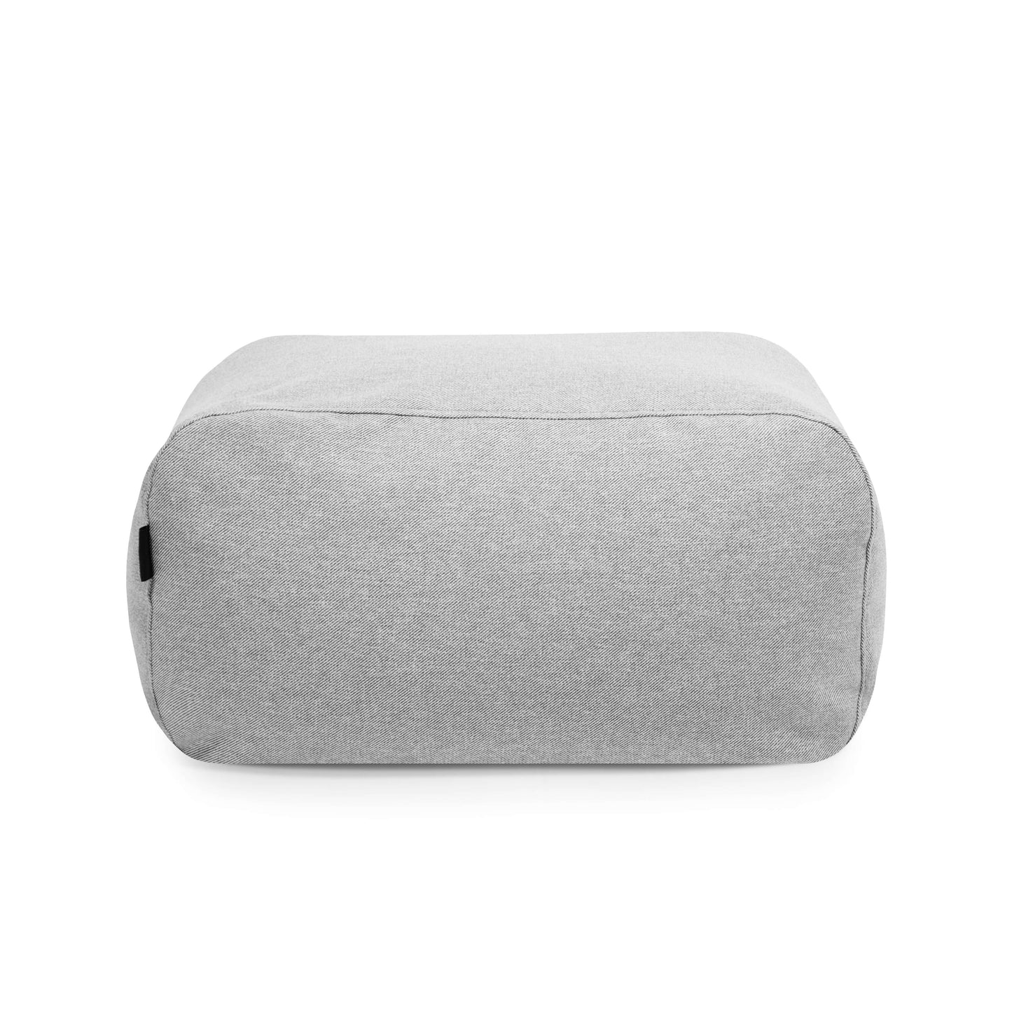 El Bean bag Tube Pouf Riviera, un puf rectangular de tela gris claro para exteriores, se muestra sobre un fondo blanco.