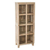 El gabinete Vitrina Estrecha Natural Blanco Rozado en Madera de Mango cuenta con seis compartimentos y una puerta de vidrio, elegantemente sostenida por cuatro patas.