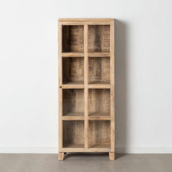 Contra una pared blanca sobre un piso gris se encuentra la Vitrina Estrecha Natural Blanco Rozado en Madera de Mango, un gabinete alto y elegante con puertas estrechas con paneles de vidrio y estantes vacíos que muestran su exquisito acabado blanco rozado.
