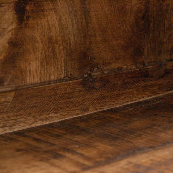 Primer plano de una Vitrina Natural Display Madera de Mango y Cristal que muestra paredes texturizadas y pisos de madera de mango.