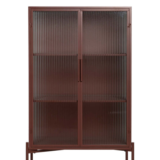 Gabinete moderno Vitrina Teja Metalique Metal-Cristal con puertas de cristal estriado y un diseño contemporáneo sobre un fondo liso.