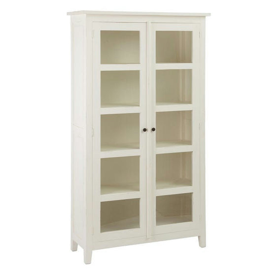 Un gabinete de madera blanca, que recuerda a la Vitrina de Madera de Mindi en Blanco Roto Luanco, con dos puertas con paneles de vidrio y cinco estantes, encarna sofisticación y estilo.