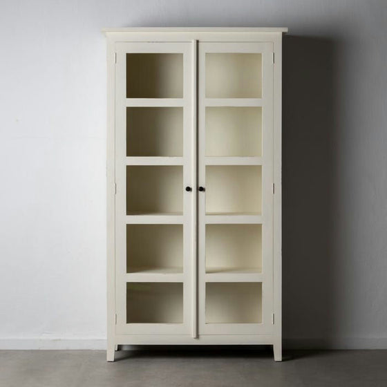 La Vitrina de Madera de Mindi en Blanco Roto Luanco, un gabinete alto con dos puertas con paneles de vidrio, se destaca elegantemente contra una pared lisa sobre un piso gris, mostrando su diseño sofisticado.