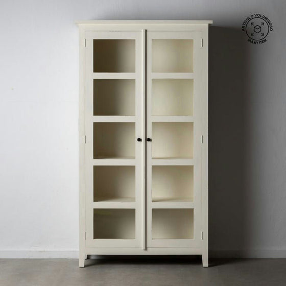 La Vitrina de Madera de Mindi en Blanco Roto Luanco, con elegantes puertas dobles con paneles de vidrio, se alza elegantemente contra una pared sencilla.