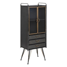  La Vitrina de Metal y Cristal en Negro/Oro Brick presenta un elegante diseño contemporáneo, con puertas de vidrio y tres cajones sobre cuatro patas delgadas con detalles de latón, complementando perfectamente cualquier espacio.