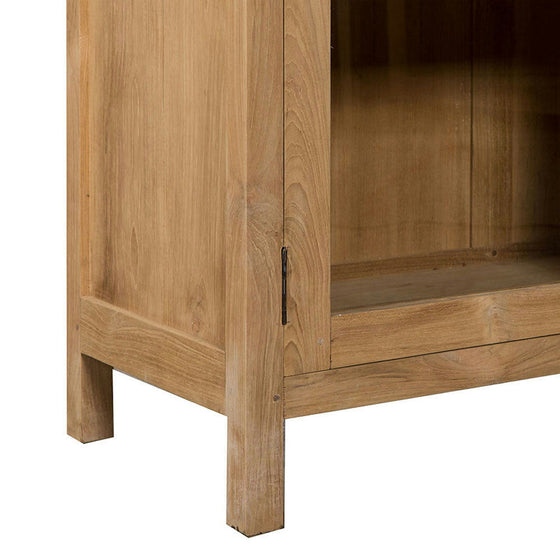 La "Vitrina en Madera de Teca y Cristal Rico" está elegantemente elaborada con un acabado natural, presenta una base rectangular y un estante abierto.