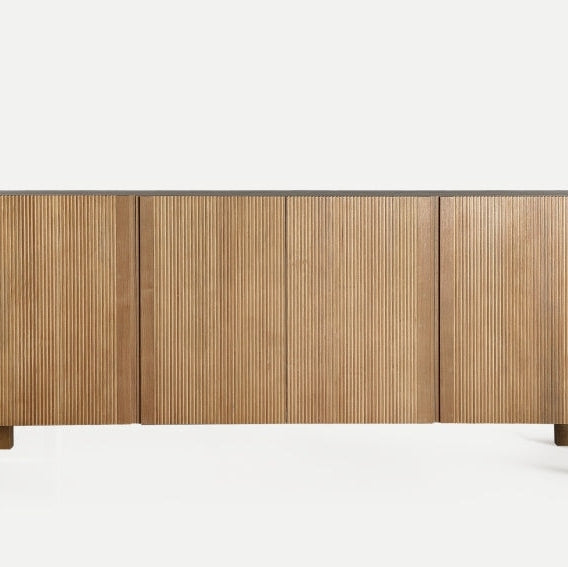 El armario de madera DM (180x45x80 cm) Copenhague ofrece un diseño minimalista con ranuras verticales y un acabado marrón claro, ofreciendo un almacenamiento elegante. Su estética moderna complementa a la perfección cualquier espacio para los amantes del diseño moderno.