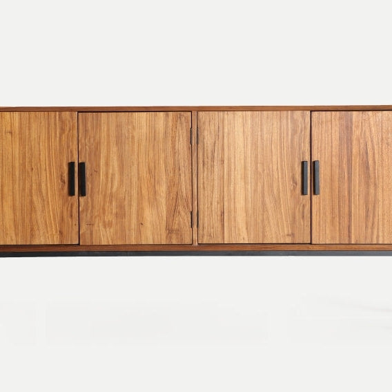 Explora el aparador Lauris de madera de abeto con hierro negro, con un elegante diseño nórdico. Esta elegante pieza incluye cuatro puertas con llamativos tiradores negros, combinando a la perfección estilo y funcionalidad en tu hogar.