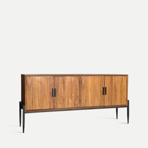 El Aparador de madera de abeto con hierro negro (180x40 cm) Lauris presenta un diseño nórdico con cuatro puertas y patas de metal negro macizo sobre un fondo blanco liso.
