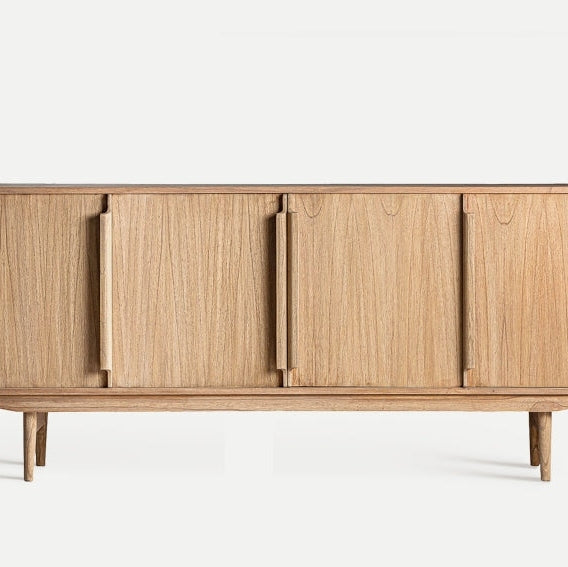 El Aparador en madera mindi CASAPATIO (200x83 cm) Nyry muestra con elegancia su diseño de aparador de madera con tres grandes puertas con paneles verticales y patas cortas, sobre un fondo liso.