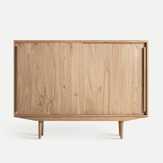 El aparador moderno de madera mindi (150 x 110 cm) Nyry es un aparador minimalista de madera mindi con dos puertas correderas y patas cónicas. Su acabado con vetas de madera natural complementa su elegante diseño, dándole un aspecto verdaderamente moderno.