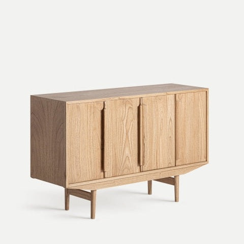 El Aparador en madera de mindi (130x40x81 cm) Nyry S es un impresionante aparador de madera que presenta un diseño de mediados de siglo, cuatro tiradores verticales y un acabado de madera natural, que combina a la perfección elegancia y practicidad con su base de cuatro patas.