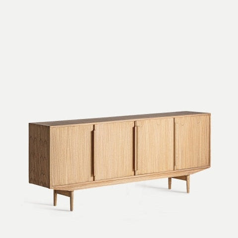 El aparador CASAPATIO de madera mindi Nyry (200 x 83 cm) presenta un acabado marrón claro y cuatro elegantes puertas que ofrecen un elegante espacio de almacenamiento. Este aparador de madera se alza elegantemente sobre cuatro patas, combinando funcionalidad y estilo.