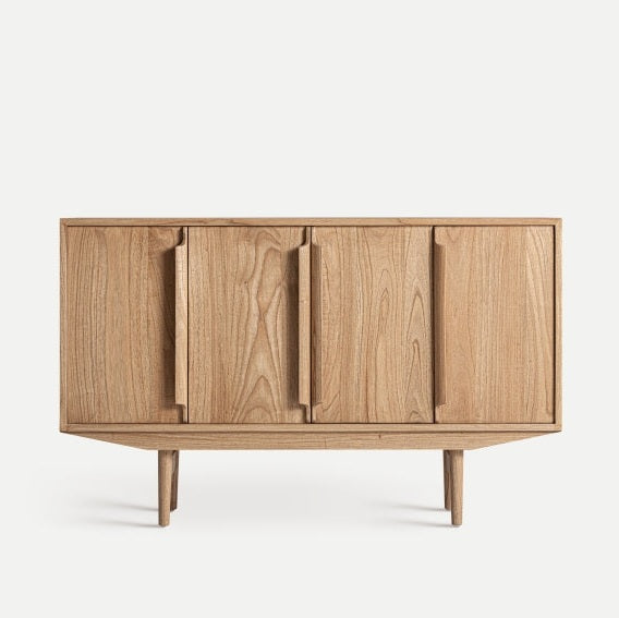 El Aparador en madera de mindi Nyry S (130x40x81 cm) presenta un diseño minimalista con tres puertas cerradas y se apoya en cuatro patas cónicas, ofreciendo una combinación perfecta de diseño y practicidad.