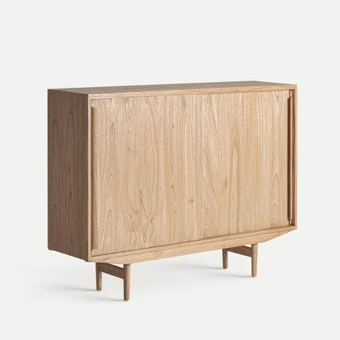 El aparador moderno en madera mindi (150x110 cm) Nyry cuenta con un diseño elegante, con puertas correderas y acabado natural, elevado sobre cuatro patas.